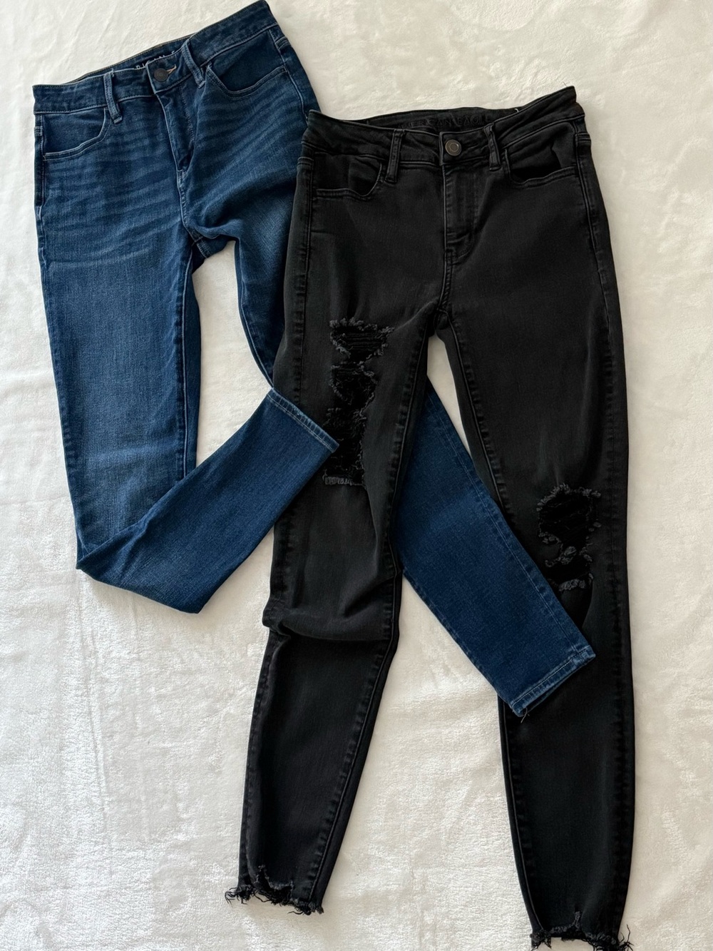 2 Pairs Of American Eagle Jeans size 4 Skinny High Rise